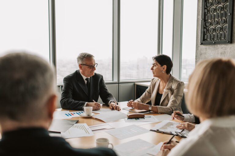 Vier Menschen in einem Meeting als Titelbild für einen Artikel über produktive Meetings.